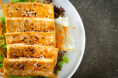 Susamlı teriyaki tofu salatası. Vejetaryen ve vejetaryen yemek tarzı.