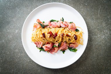 Kurutulmuş acı biber ve pastırmalı ev yapımı kızarmış spagetti.