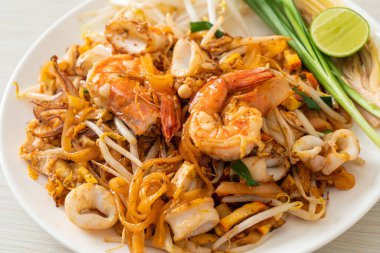 Pad Thai Deniz Ürünleri - Tayland usulü karides, kalamar ya da ahtapot ve tofu ile kızartılmış erişte