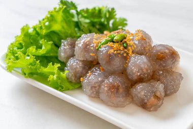 Şeffaf toplara Saku Sai Moo ya da buharda pişirilmiş Tapioca köfteleri deniyor.