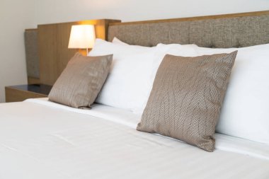 İç dekorasyon odasındaki güzel yastık.