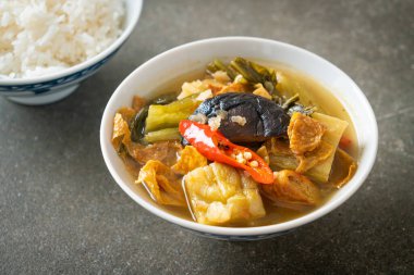 haşlanmış lahana turşusu ve acı kabak çorbası - Asya ve vegan ve vejetaryen yemek tarzı