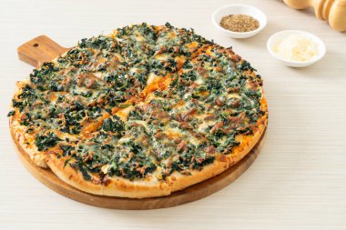 Tahta tepside ıspanaklı ve peynirli pizza. Vejetaryen ve vejetaryen yemek tarzı.