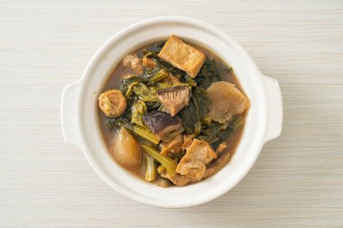 Tofulu Çin sebze güveci veya sebze çorbası karışımı - vejetaryen ve vejetaryen yemek tarzı.