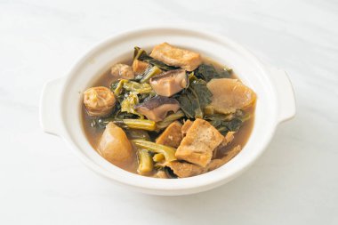 Tofulu Çin sebze güveci veya sebze çorbası karışımı - vejetaryen ve vejetaryen yemek tarzı.