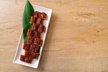 Dilimlenmiş yılan balığı ya da soslu ızgara unagi (Kabayaki) - Japon yemeği tarzı.