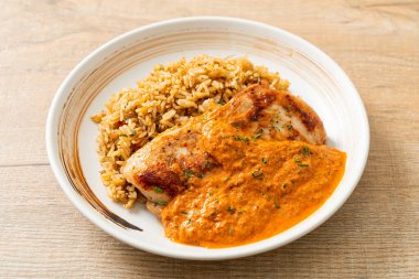 Kırmızı köri soslu ızgara tavuk bifteği ve pilav. Müslüman usulü.