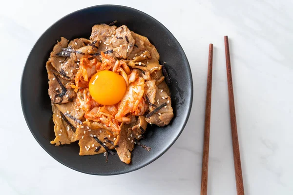 Kore usulü turşulu yumurta turşulu domuz bulgogi pirinç kasesi.