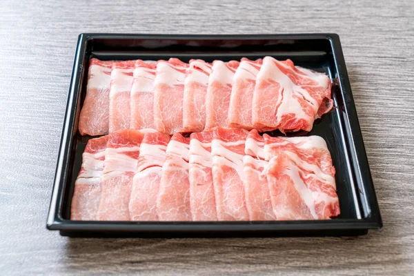 Dilimlenmiş taze domuz filetosu.