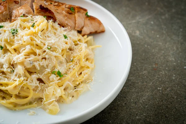 Ev yapımı spagetti beyaz kremalı sos ve ızgara tavuk.
