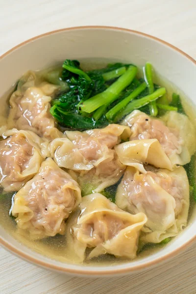 Domuz çorbası ya da sebzeli domuz köftesi çorbası - Asya yemeği tarzı.