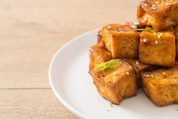 Beyaz susamlı kızarmış tofu ve teriyaki sosu. Vejetaryen ve vejetaryen yemek tarzı.