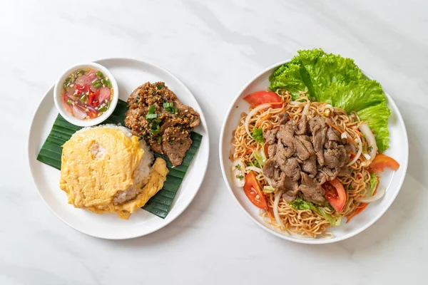 Hazır erişteli baharatlı salata, domuz eti ve yumurtalı pilav ve ızgara domuz eti. Asya usulü.