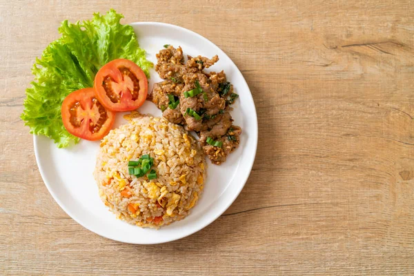 Nasi Goreng Dengan Daging Babi Panggang Gaya Makanan Asia — Stok Foto