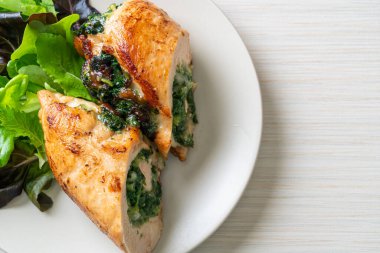 Peynir ve ıspanakla doldurulmuş fırında tavuk göğsü.