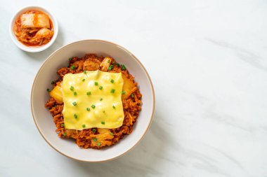 Domuz etli ve peynirli kimchi pilavı Asya usulü ve füzyon yemeği.