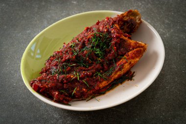 Tayland usulü kızarmış balık ve kırmızı biber sosu. Asya usulü.