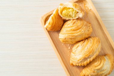 Körili puf böreği. Tahta tabakta doldurulmuş fasulye.