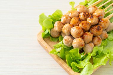 Baharatlı soslu ızgara köfte şiş.