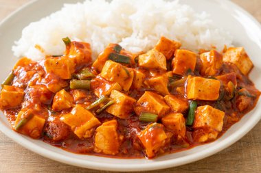 Mapo Tofu - Geleneksel Sichuan yemeği ipek tofu ve kıyma, acı biber yağı ve Sichuan biberleri ile doldurulmuş mala tadında - Asya yemek tarzı