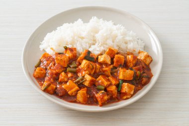 Mapo Tofu - Geleneksel Sichuan yemeği ipek tofu ve kıyma, acı biber yağı ve Sichuan biberleri ile doldurulmuş mala tadında - Asya yemek tarzı