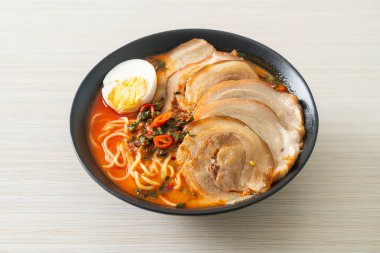 Ramen Eriştesi Baharatlı Tomyum Çorbası ile Kızarmış Domuz Füzyon Gıda Stili