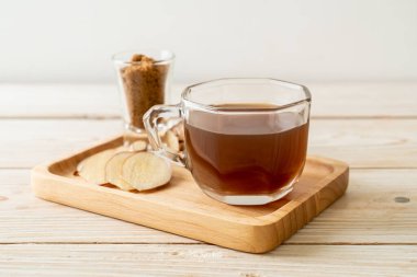 Zencefil köklü sıcak ve tatlı zencefil suyu bardağı.