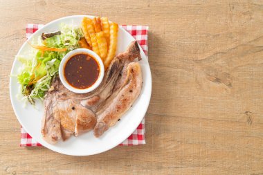 Tayland baharatlı soslu ızgara domuz pirzolası bifteği veya Jaew sosu - füzyon yemeği tarzı