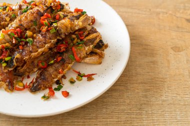 Kızarmış Mantid Karidesi ya da Acılı ve Tuzlu Kerevit Deniz Ürünleri Stili