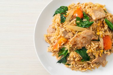 Beyaz tabakta domuz etli ev yapımı pilav.