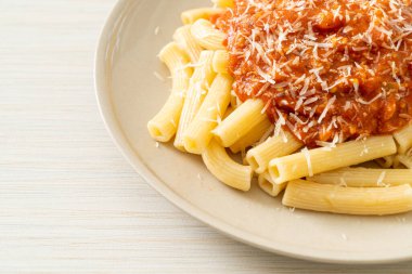 İtalyan usulü domuz soslu rigatoni makarnası.