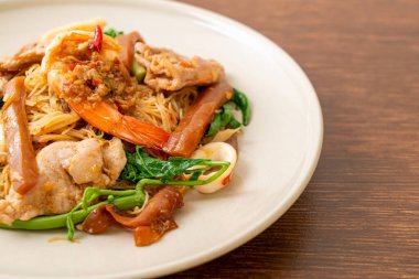 Kızarmış pirinç vermicelli ve karışık et ile su mimozası - Asya yemeği tarzı.