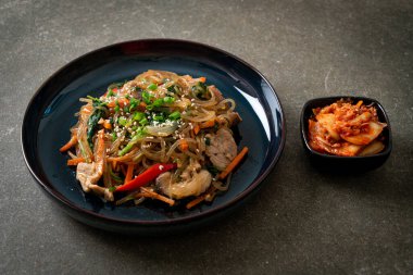 Japchae ya da karışık Kore vermicelli erişte sebzeli ve üzerine beyaz susamlı domuz eti - Kore geleneksel yemek tarzı
