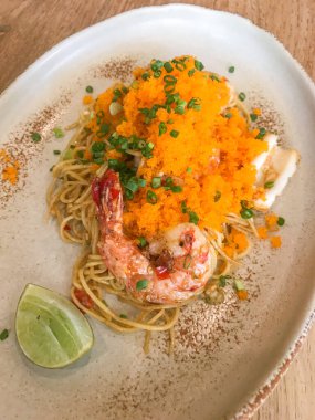 Karışık kızarmış saç spagettisi, deniz ürünleri ve karides yumurtası.