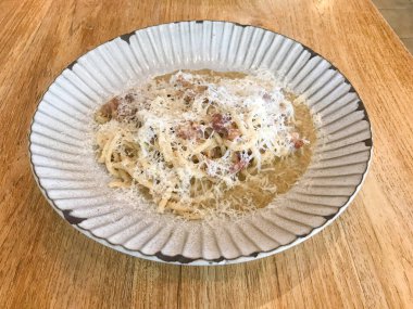 Bucatini Cacio e Pepe pastırmalı makarna.