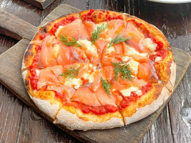 Ahşap tepside füme somon pizzası