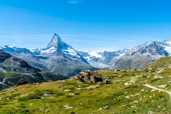İsviçre, Zermatt 'taki Matterhorn zirvesi manzaralı güzel bir dağ manzarası..