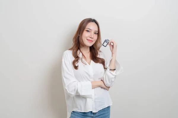 Güzel Asyalı Kadın Beyaz Arka Planda Araba Anahtarı Tutuyor — Stok fotoğraf