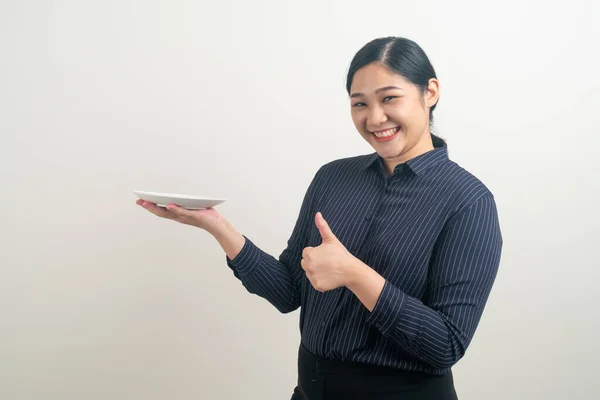 手里拿着空盘子的亚洲女人 — 图库照片