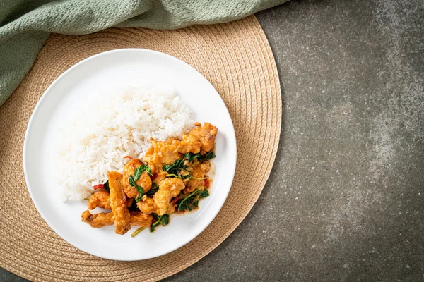 Gebratener Fisch Mit Basilikum Und Chili Thai Stil Auf Reis — Stockfoto