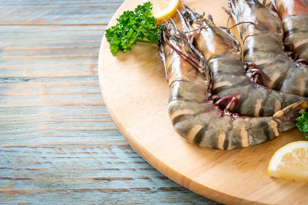 Taze kaplan karidesi ya da tahta üzerinde karides