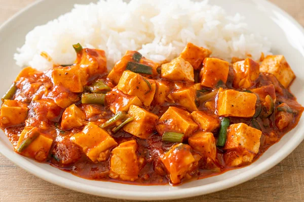 Mapo Tofu - Geleneksel Sichuan yemeği ipek tofu ve kıyma, acı biber yağı ve Sichuan biberleri ile doldurulmuş mala tadında - Asya yemek tarzı