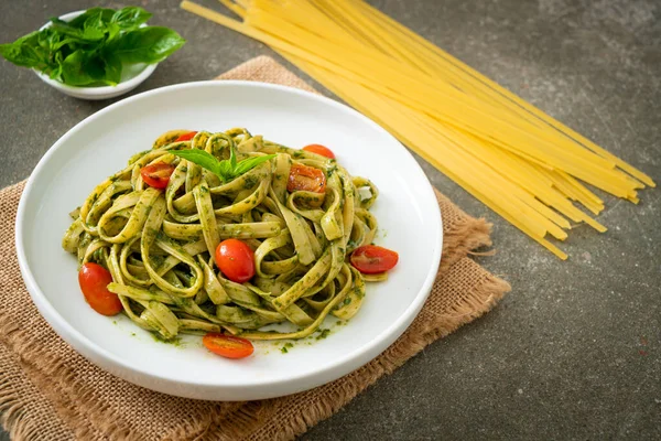 Pasta Espagueti Fettuccine Con Salsa Pesto Tomates Estilo Vegetariano Vegano — Foto de Stock