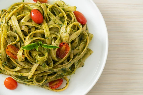 pesto soslu ve domatesli makarna vejetaryen ve vejetaryen yemek tarzı.