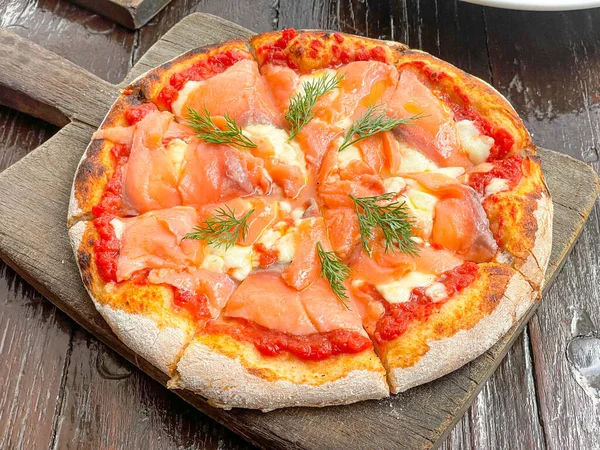 Ahşap tepside füme somon pizzası