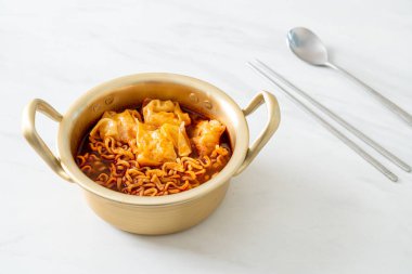 Kore usulü hamur köfteli erişte. Kore usulü.