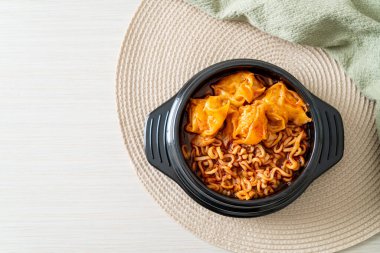 Kore usulü hamur köfteli erişte. Kore usulü.