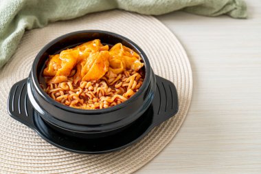 Kore usulü hamur köfteli erişte. Kore usulü.