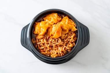 Kore usulü hamur köfteli erişte. Kore usulü.