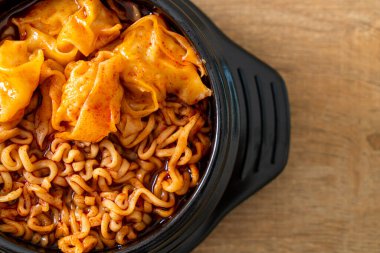 Kore usulü hamur köfteli erişte. Kore usulü.